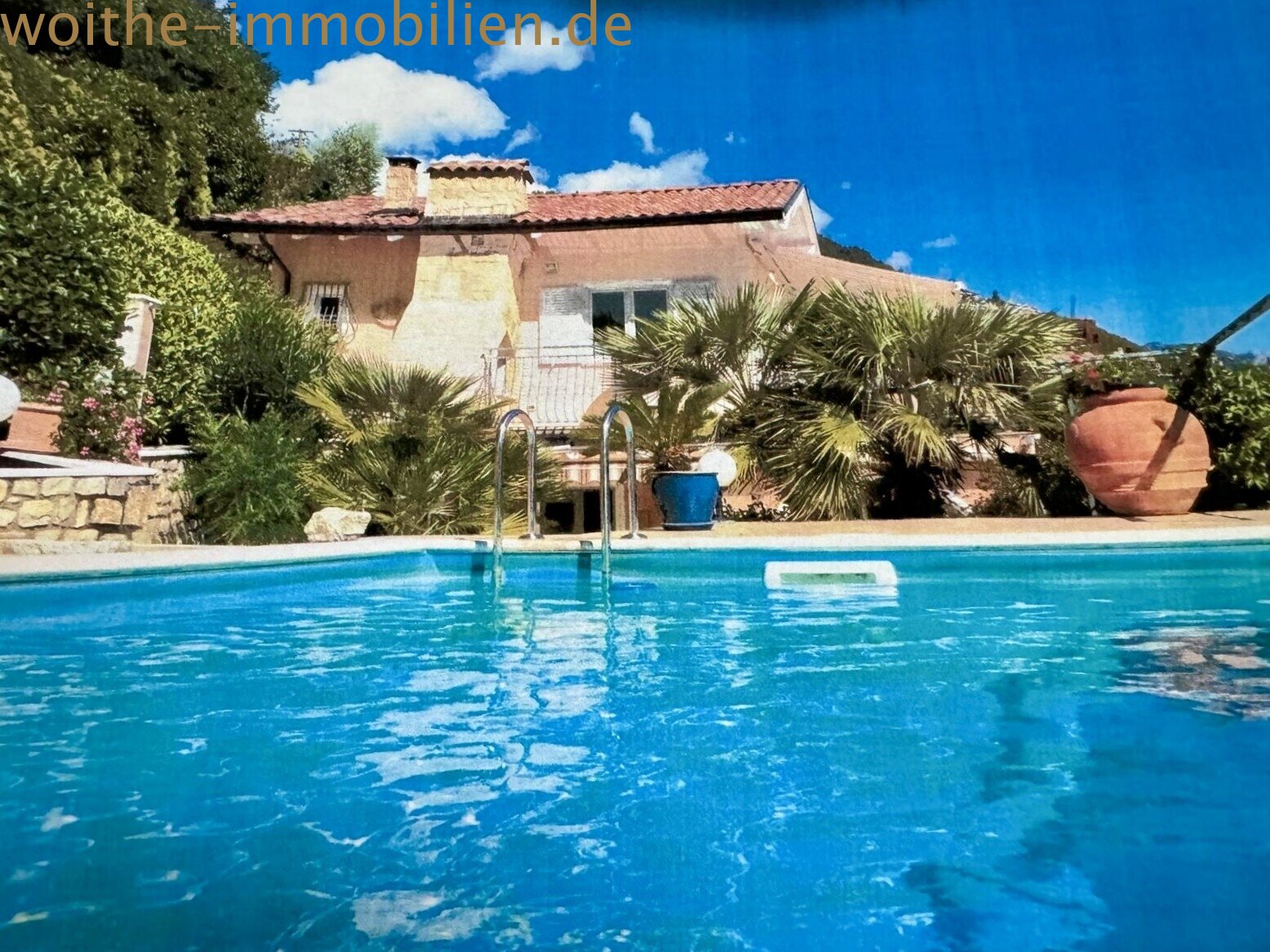 Gardasee Luxus-Villa über dem azurblauen Panorama Gardasee Luxus-Villa über dem azurblauen Panorama